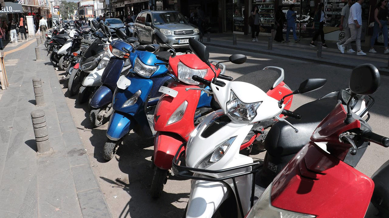 Foto - Kaldırımlarda yayaların içinden bile geçiyorlar: İşte motosikletlerin otomobilleri solladığı iller!