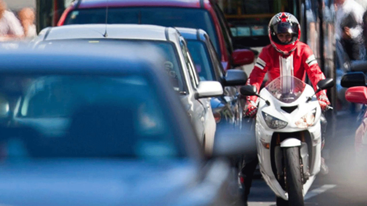 Foto - Kaldırımlarda yayaların içinden bile geçiyorlar: İşte motosikletlerin otomobilleri solladığı iller!