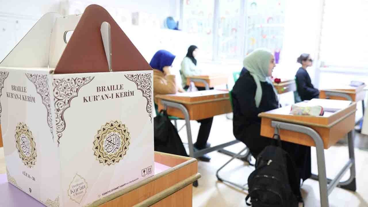 Foto - Kalp gözüyle okuyorlar: Braille alfabeli Kur'an-ı Kerim sevinci!