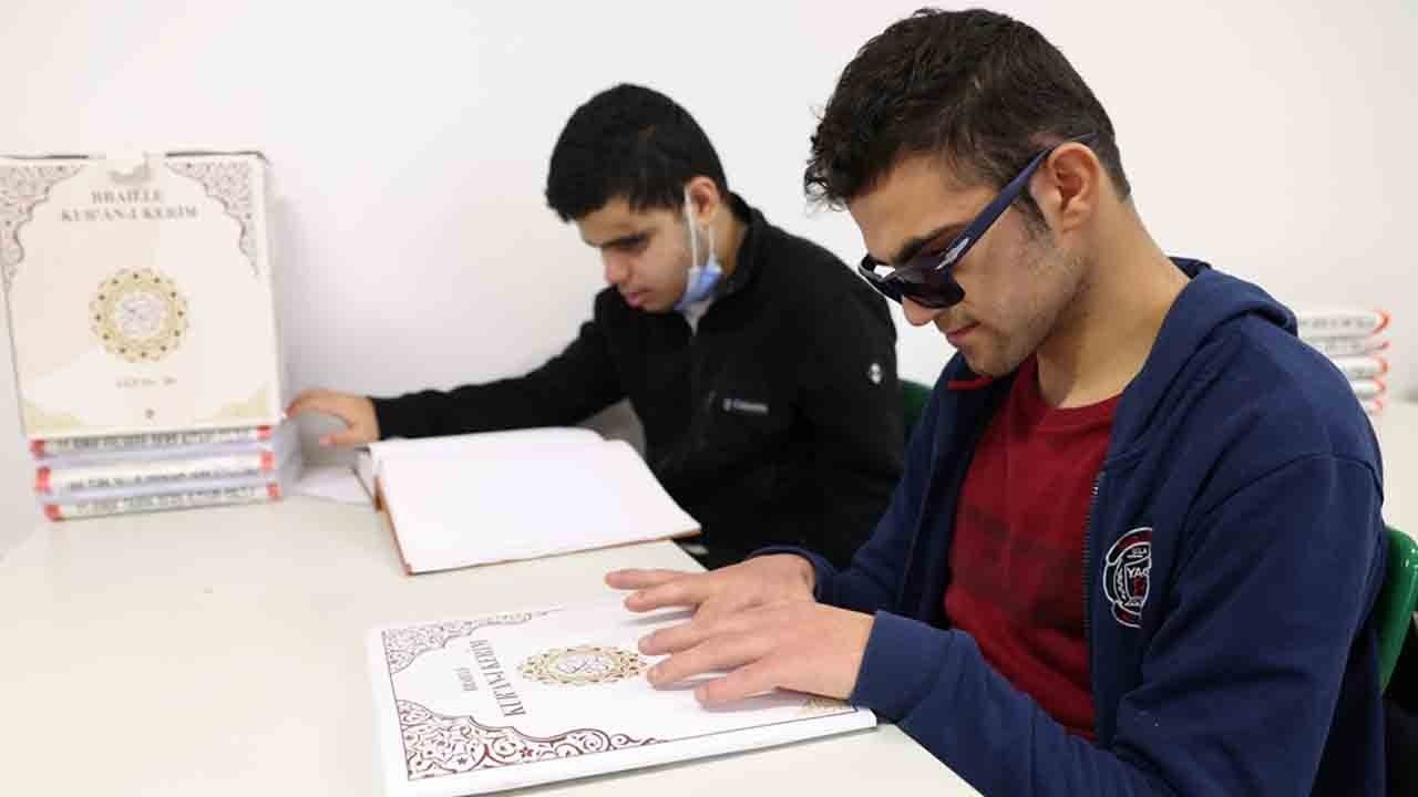 Kalp gözüyle okuyorlar: Braille alfabeli Kur'an-ı Kerim sevinci!