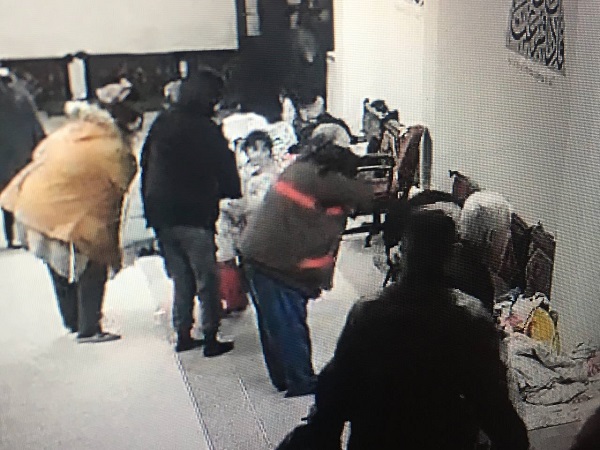 Foto - Kameralara yansıyan bu görüntüler yürekleri ısıttı! Yaşlı adam deprem anında bunu yaptı