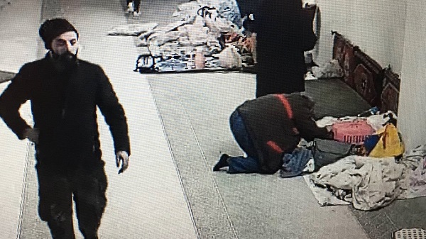 Foto - Kameralara yansıyan bu görüntüler yürekleri ısıttı! Yaşlı adam deprem anında bunu yaptı