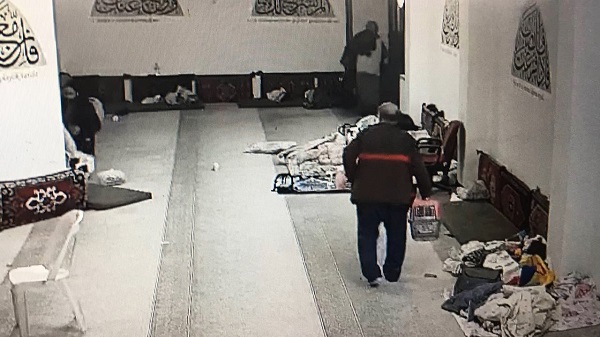 Foto - Kameralara yansıyan bu görüntüler yürekleri ısıttı! Yaşlı adam deprem anında bunu yaptı