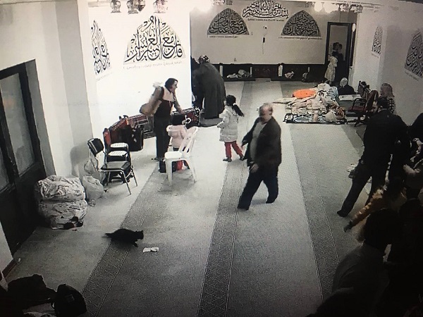 Foto - Kameralara yansıyan bu görüntüler yürekleri ısıttı! Yaşlı adam deprem anında bunu yaptı