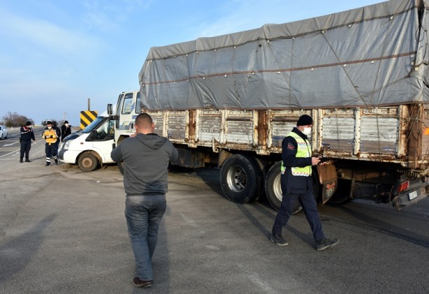 Foto - Kamyon ile öğrenci servisi çarpıştı! 7 öğrenci yaralandı