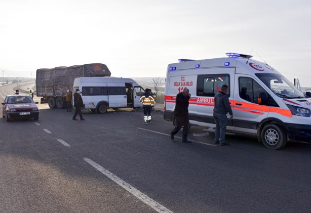 Kamyon ile öğrenci servisi çarpıştı! 7 öğrenci yaralandı