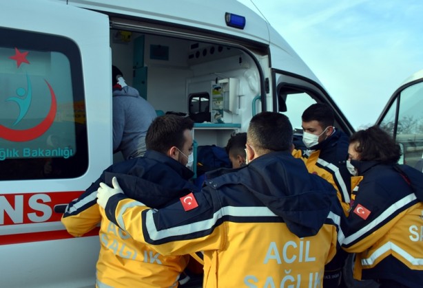 Foto - Kamyon ile öğrenci servisi çarpıştı! 7 öğrenci yaralandı