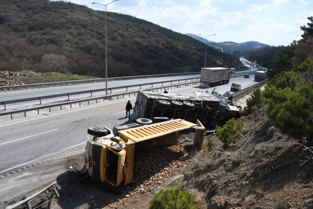 Foto - Kamyon ile tır çarpıştı! Samsun-Ankara kara yolunda trafik durma noktasına geldi
