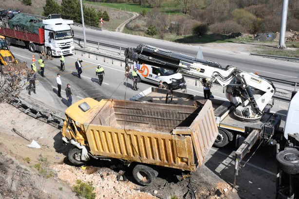 Foto - Kamyon ile tır çarpıştı! Samsun-Ankara kara yolunda trafik durma noktasına geldi
