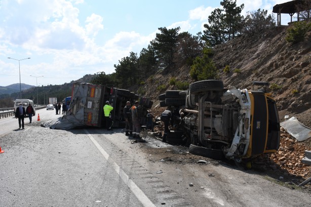 Kamyon ile tır çarpıştı! Samsun-Ankara kara yolunda trafik durma noktasına geldi