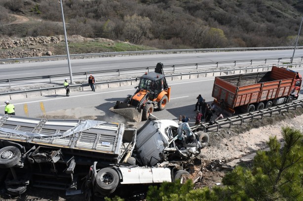 Foto - Kamyon ile tır çarpıştı! Samsun-Ankara kara yolunda trafik durma noktasına geldi