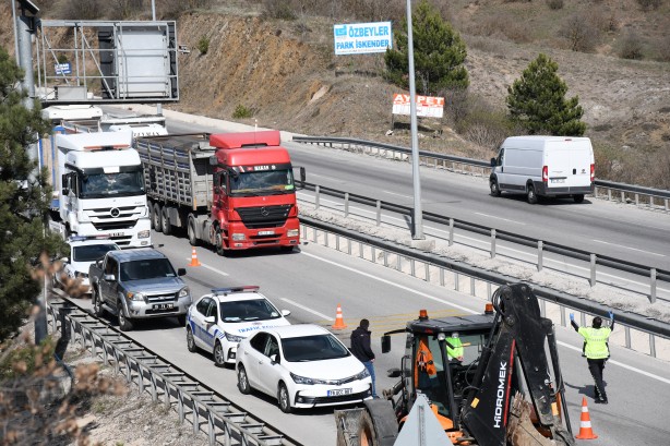 Foto - Kamyon ile tır çarpıştı! Samsun-Ankara kara yolunda trafik durma noktasına geldi