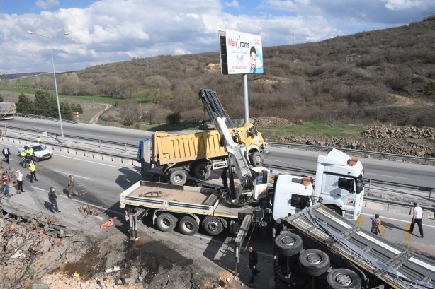 Foto - Kamyon ile tır çarpıştı! Samsun-Ankara kara yolunda trafik durma noktasına geldi