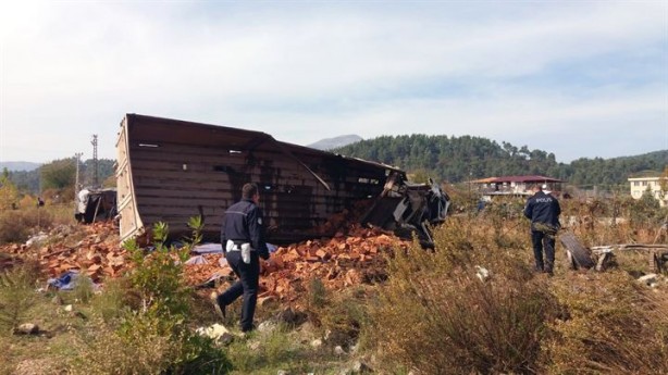 Foto - Kamyon işçilerin üzerine devrildi: Yaralılar var