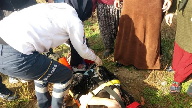 Foto - Kamyon işçilerin üzerine devrildi: Yaralılar var