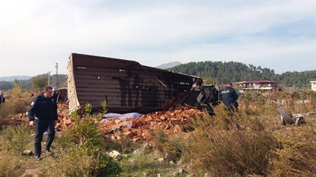 Kamyon işçilerin üzerine devrildi: Yaralılar var
