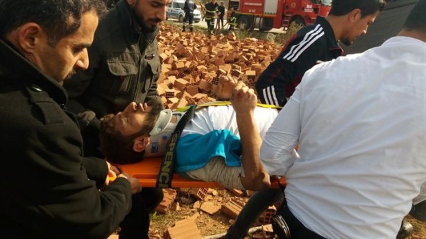 Foto - Kamyon işçilerin üzerine devrildi: Yaralılar var