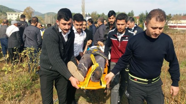 Foto - Kamyon işçilerin üzerine devrildi: Yaralılar var