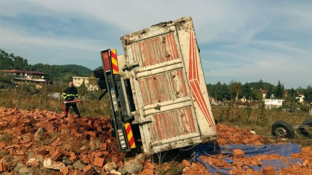 Foto - Kamyon işçilerin üzerine devrildi: Yaralılar var