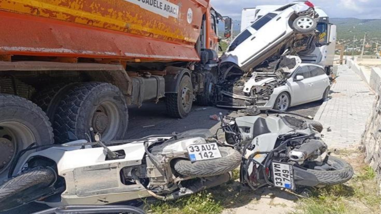 Kamyon, önüne ne çıktıysa ezdi geçti! Mersin’de kaydedilen görüntüler ağızları açık bıraktı