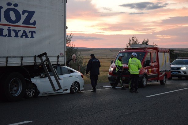 Foto - Kamyona arkadan çarpan otomobildeki 1 kişi öldü, 3 kişi yaralandı