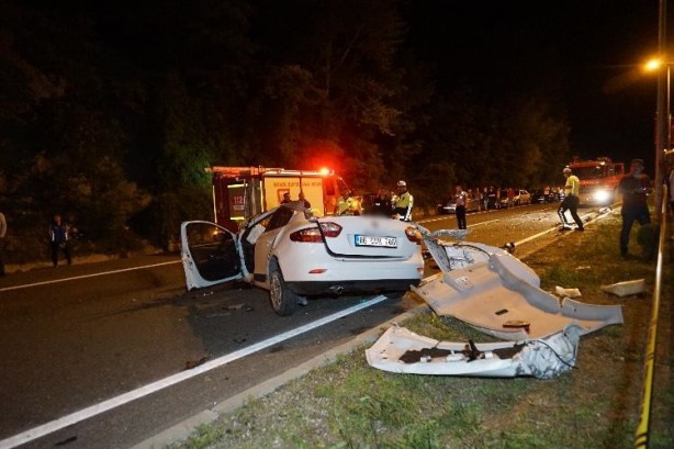 Foto - Kamyona çarpan otomobil paramparça oldu: 1 ölü, 3 yaralı