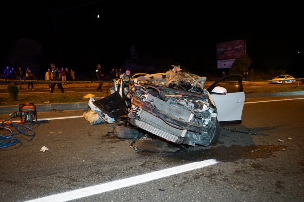 Foto - Kamyona çarpan otomobil paramparça oldu: 1 ölü, 3 yaralı