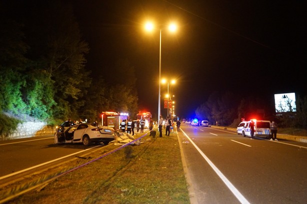 Foto - Kamyona çarpan otomobil paramparça oldu: 1 ölü, 3 yaralı