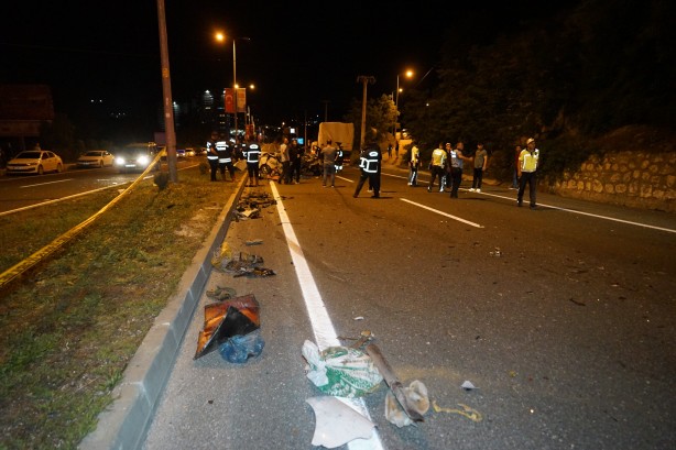 Foto - Kamyona çarpan otomobil paramparça oldu: 1 ölü, 3 yaralı