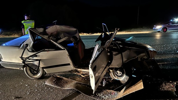 Kamyona çarpan Tofaş otomobilin çatısı uçtu