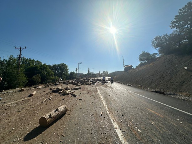 Kamyonda yüklü odunlar yola saçıldı
