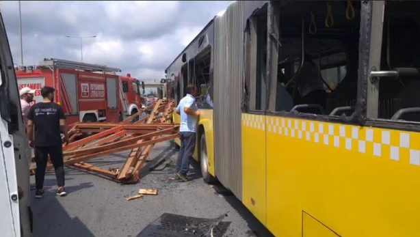 Foto - Kamyondaki demirler otobüse saplandı! Yaralılar var