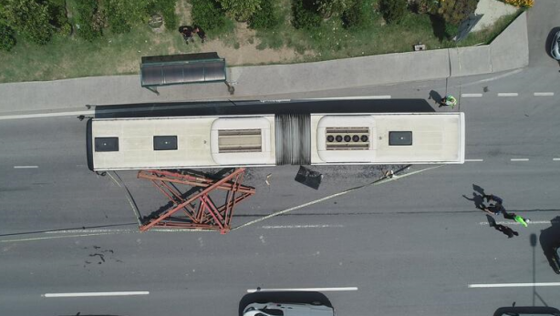 Foto - Kamyondaki demirler otobüse saplandı! Yaralılar var