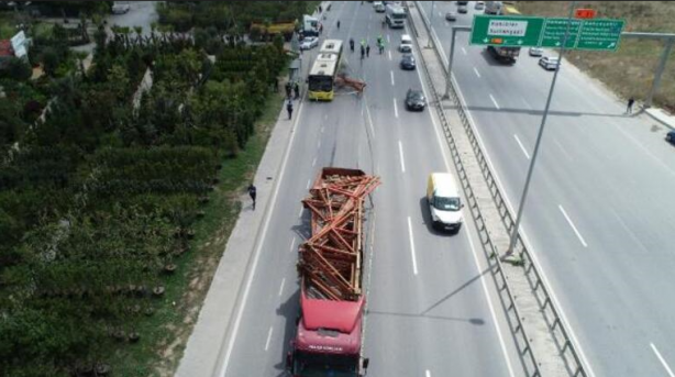 Foto - Kamyondaki demirler otobüse saplandı! Yaralılar var