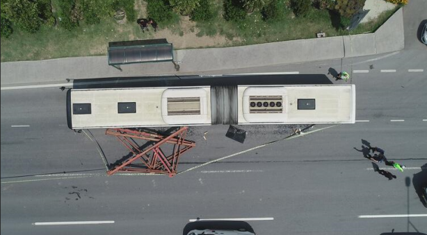 Kamyondaki demirler otobüse saplandı! Yaralılar var