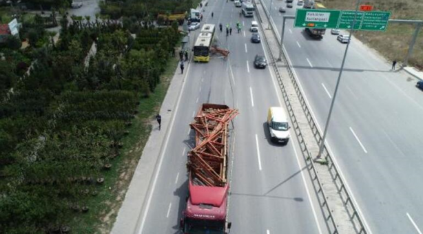 Foto - Kamyondaki demirler otobüse saplandı! Yaralılar var