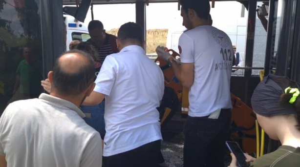 Foto - Kamyondaki demirler otobüse saplandı! Yaralılar var