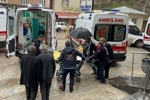 Foto - Kamyonet dereye yuvarlandı: Ölü ve yaralılar var