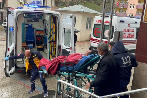 Foto - Kamyonet dereye yuvarlandı: Ölü ve yaralılar var