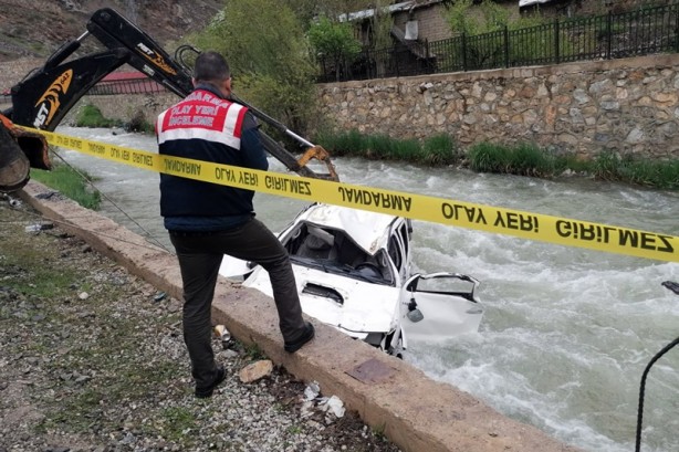 Foto - Kamyonet dereye yuvarlandı: Ölü ve yaralılar var