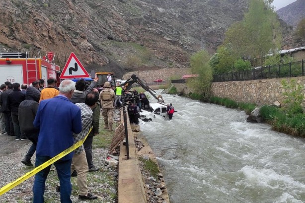 Kamyonet dereye yuvarlandı: Ölü ve yaralılar var