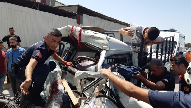 Foto - Kamyonet, tıra çarptı: 1 yaralı