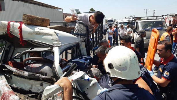 Foto - Kamyonet, tıra çarptı: 1 yaralı