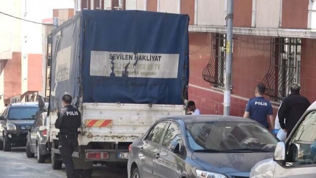 Kamyonetinin kasasında intihar etti