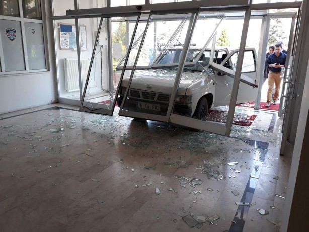 Foto - Kamyonetle hükümet konağına girdi; gözaltına alındı