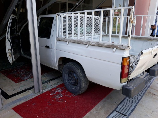 Foto - Kamyonetle hükümet konağına girdi; gözaltına alındı