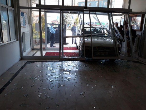 Foto - Kamyonetle hükümet konağına girdi; gözaltına alındı