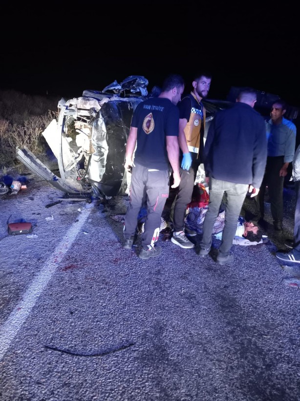 Kamyonetle traktör çarpıştı