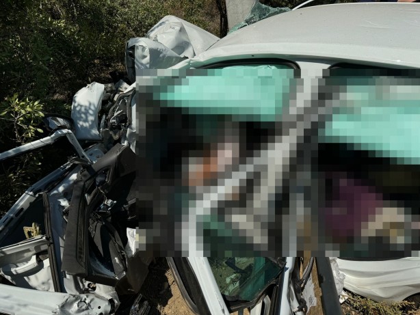 Kamyonla otomobil kafa kafaya çarpıştı