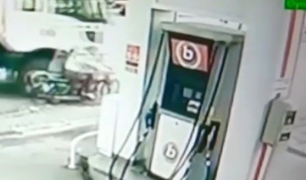 Foto - Kamyonun altında kaldı! Motosiklet sürücüsü ölümden son anda böyle kurtuldu